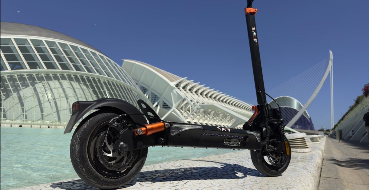 Patinete eléctrico B-MOV frente a la Ciudad de las Artes y las Ciencias de Valencia