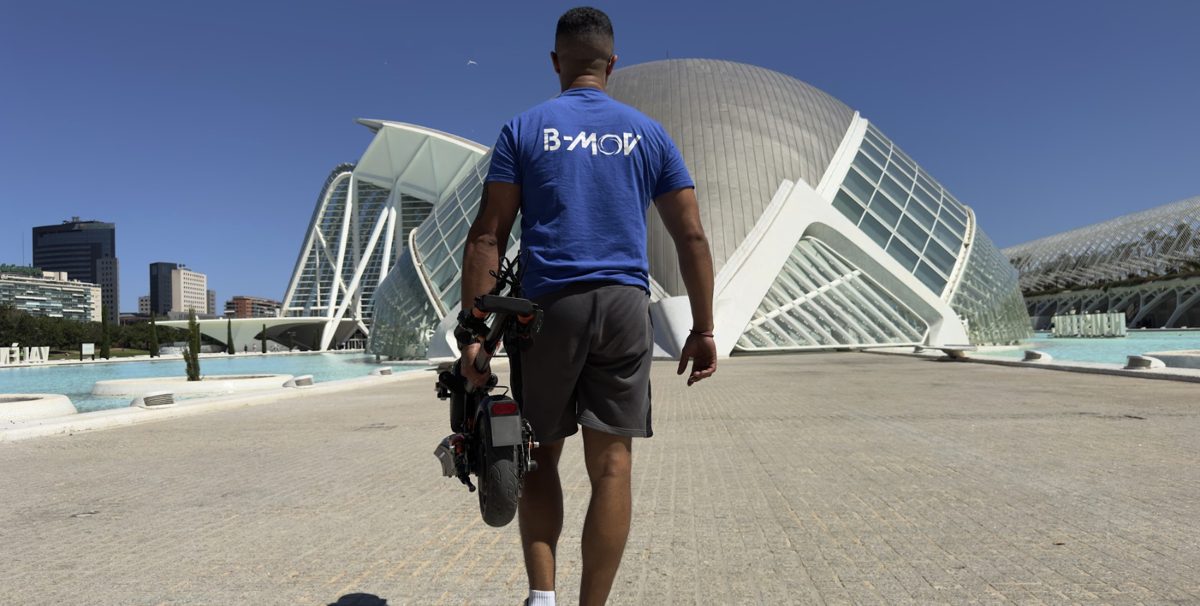 Técnico de Doctor Scooter con camiseta B-MOV llevando un patinete