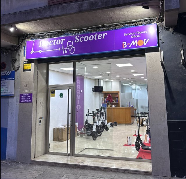 Fachada e interior del taller Doctor Scooter en Calle Ceramista Ros, 18, Valencia
